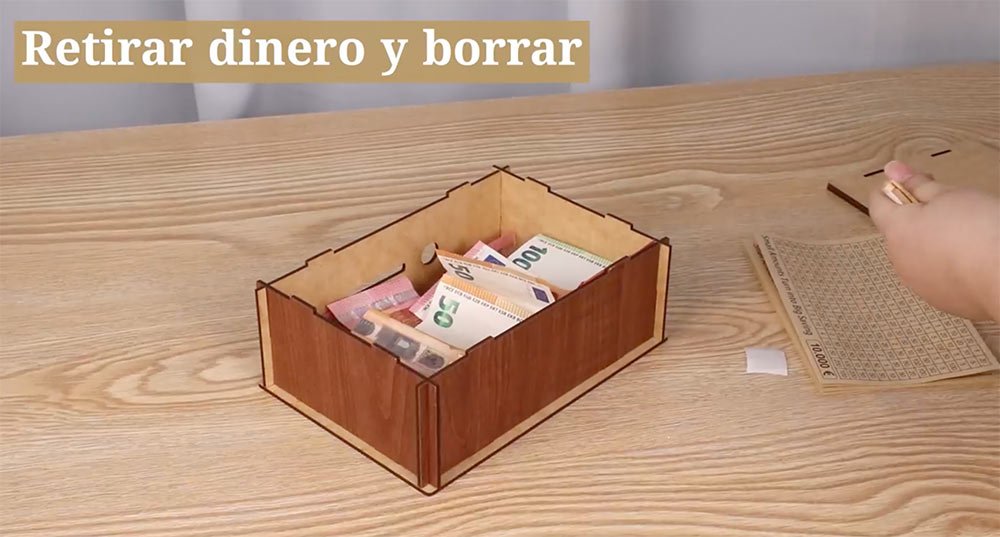 Retirando-ahorro-de-la-hucha-magica-de-madera